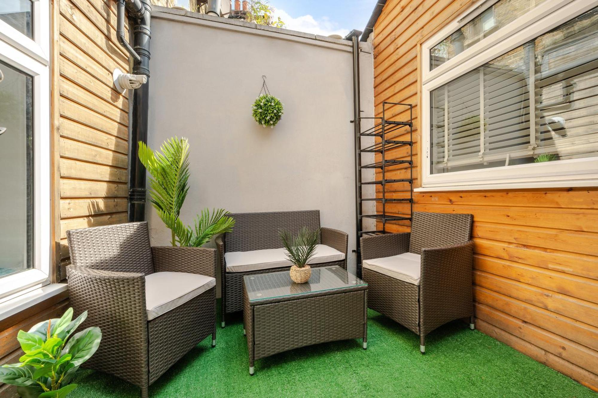 Stylish Two Bedroom Apartment By Central London With Garden Dış mekan fotoğraf